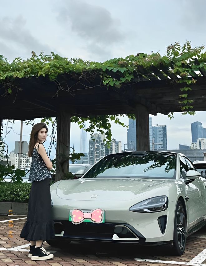质量都这么高的吗？仙女也就长这样吧冰球突破豪华版小米SU7的美女车主(图1)